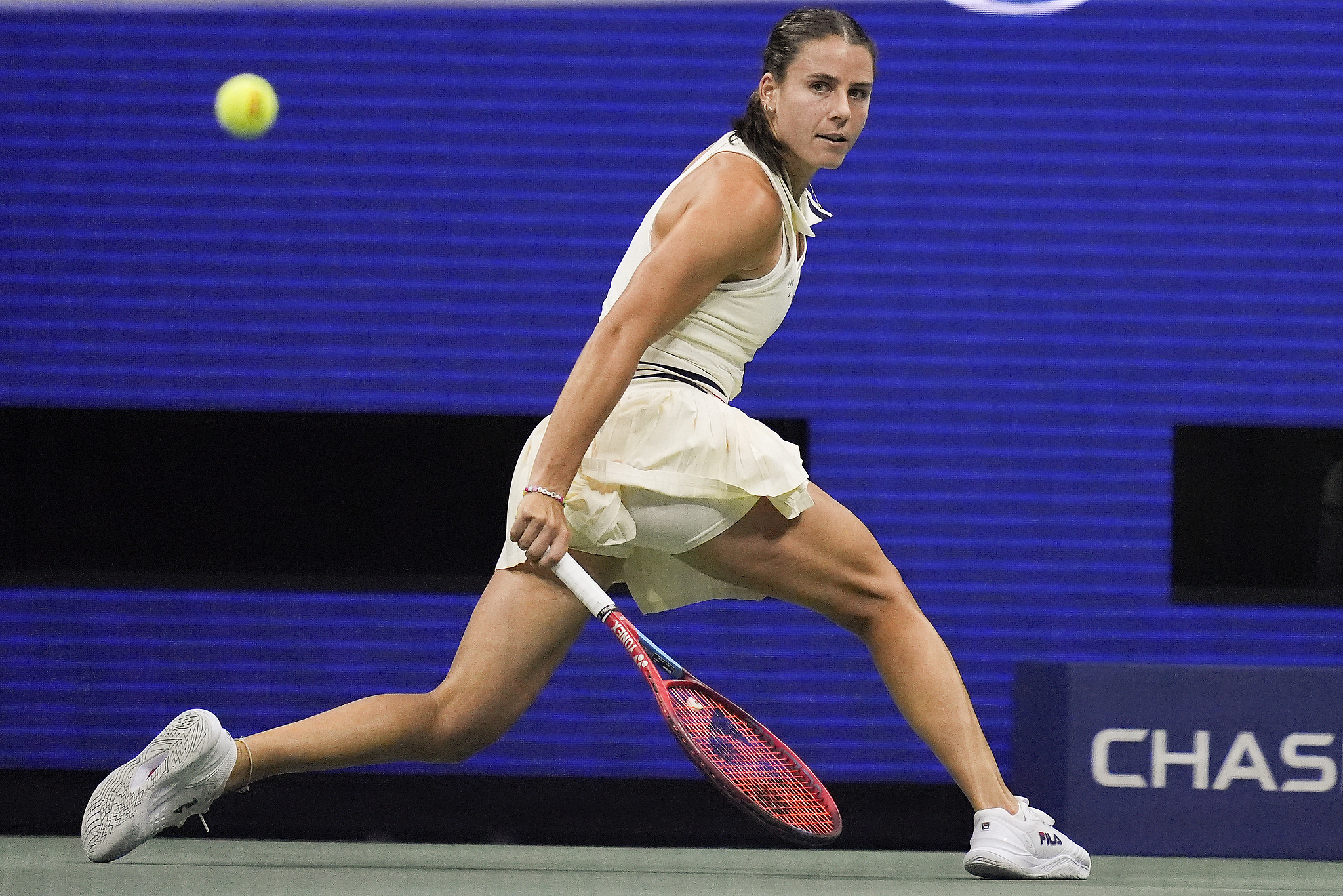 Emma Navarro dari AS bertanding di semifinal tunggal putri melawan Aryna Sabalenka dari Belarusia di US Open di USTA Billie Jean King National Tennis Center di Queens, New York, 5 September 2024. /CFP