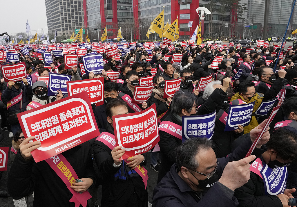 Doctors stage a rally against the government's medical policy in Seoul, South Korea, March 3, 2024. /CFP