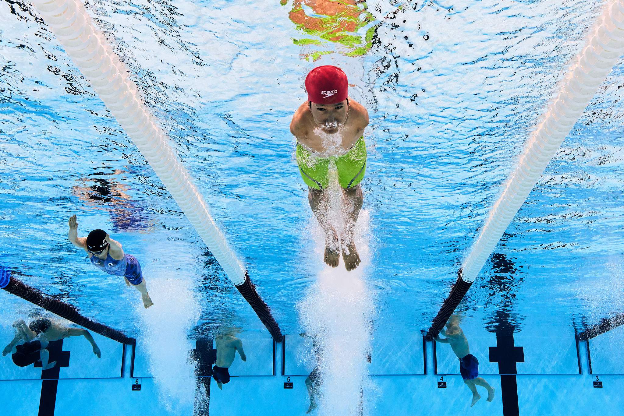 Wang Lichao (C) of China competes in the mixed 4x50-meter medley relay 20 points final at the 2024 Summer Paralympic Games in Paris, France, September 5, 2024. /CFP