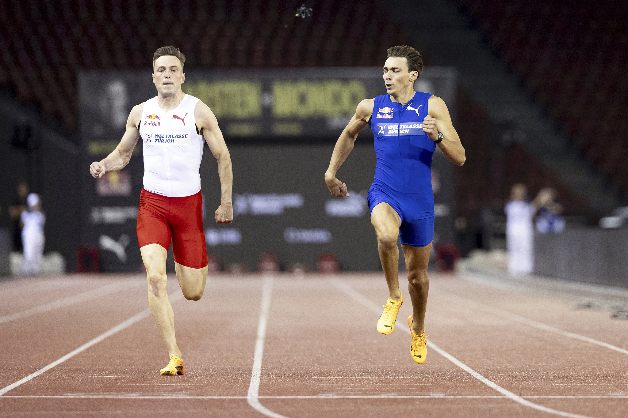 World men's pole vault champions Armand Duplantis (R) of Sweden and world men's 400-meter hurdles champion Karsten Warholm of Norway compete in an exhibition 100-meter race at Letzigrund Stadium in Zurich, Switzerland, September 4, 2024. /CFP