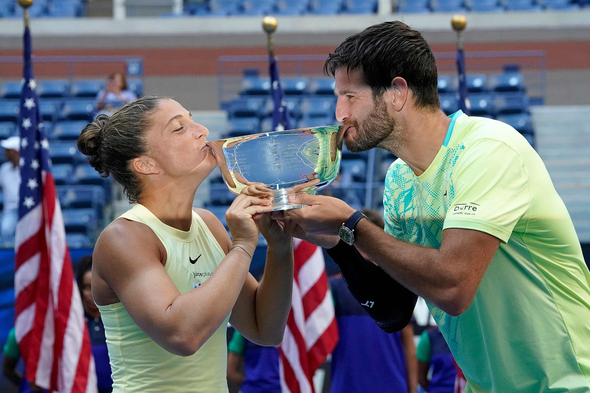 Sara Errani (L) and Andrea Vavassori of Italy win the mixed doubles title at the U.S. Open at the USTA Billie Jean King National Tennis Center in Queens, New York, September 5, 2024. /CFP