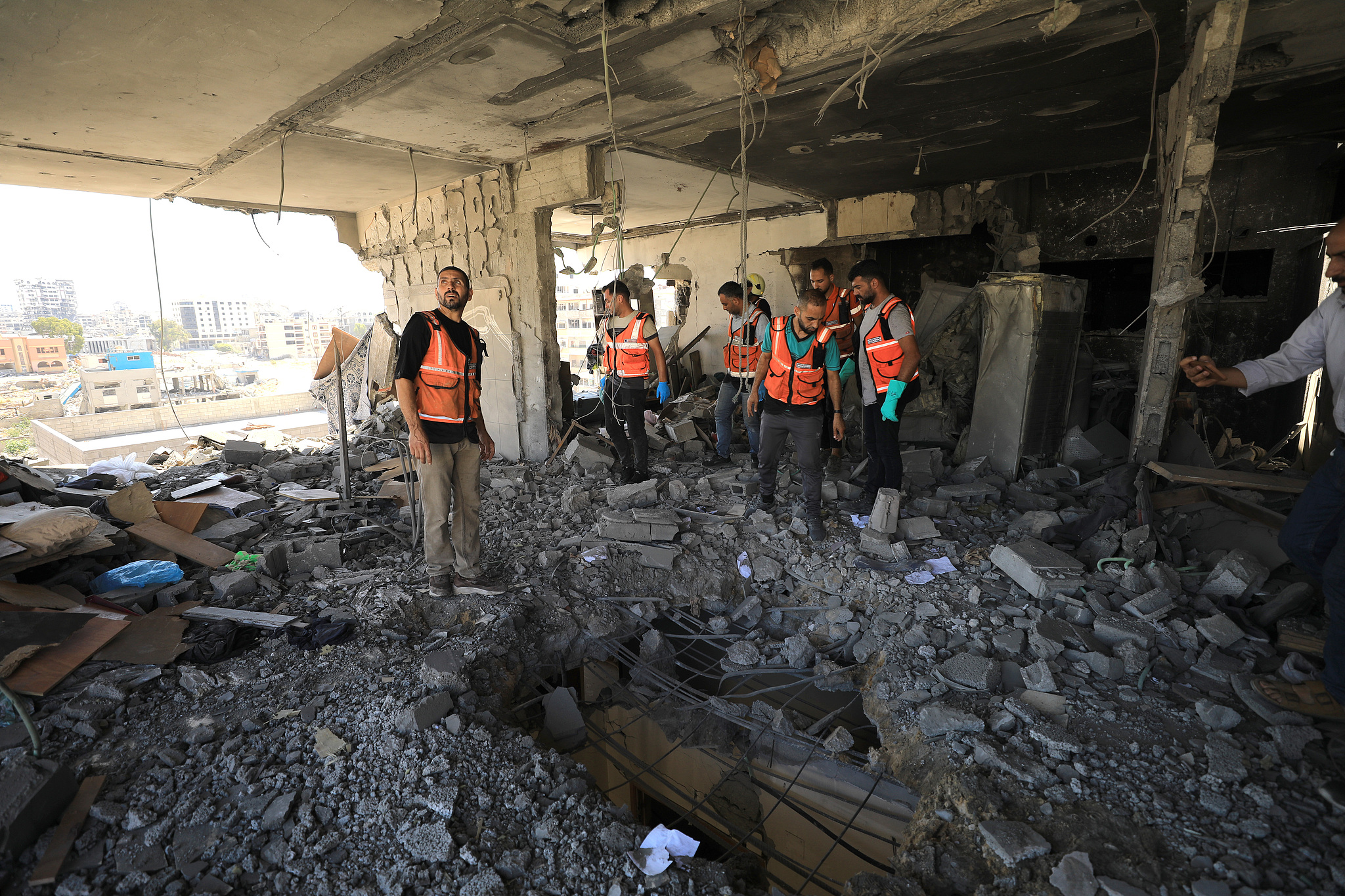 Civil defense teams carry out search and rescue operations from the rubble of the Ajur apartment building, part of which was destroyed in the Israeli attack in Gaza City, Gaza, September 05, 2024. /CFP