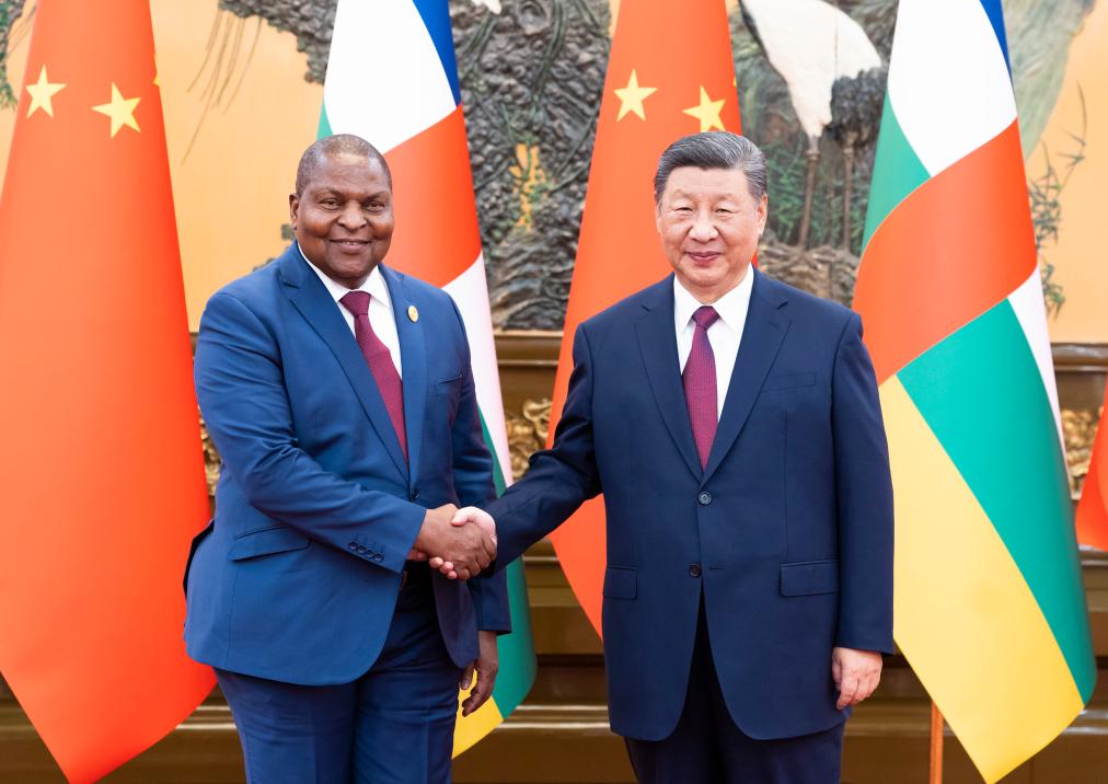 Presiden Tiongkok Xi Jinping (kanan) bertemu dengan Presiden Republik Afrika Tengah Faustin-Archange Touadera, yang berada di Beijing untuk menghadiri KTT Forum Kerja Sama Tiongkok-Afrika 2024, di Aula Besar Rakyat di Beijing, Tiongkok, pada 6 September 2024. /Xinhua