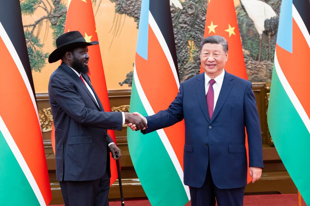 Presiden Tiongkok Xi Jinping (kanan) bertemu dengan Presiden Sudan Selatan Salva Kiir, yang berada di Beijing untuk menghadiri KTT Forum Kerja Sama Tiongkok-Afrika 2024, di Balai Agung Rakyat di Beijing, Tiongkok, 6 September 2024. /Xinhua