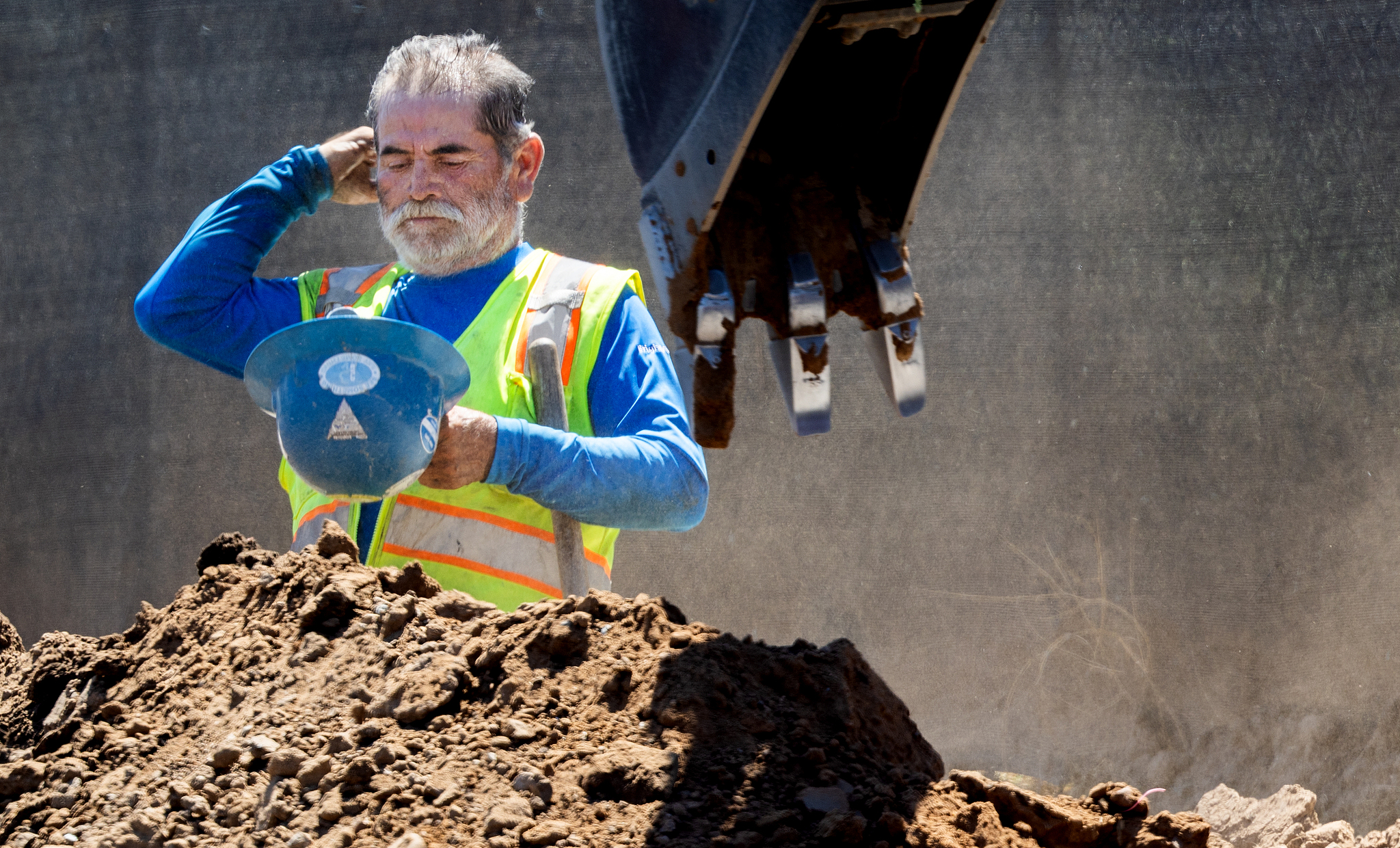 A construction worker takes a quick break to wipe his head while digging a trench amidst a heat wave in Irvine, California, U.S., September 5, 2024.  /CFP