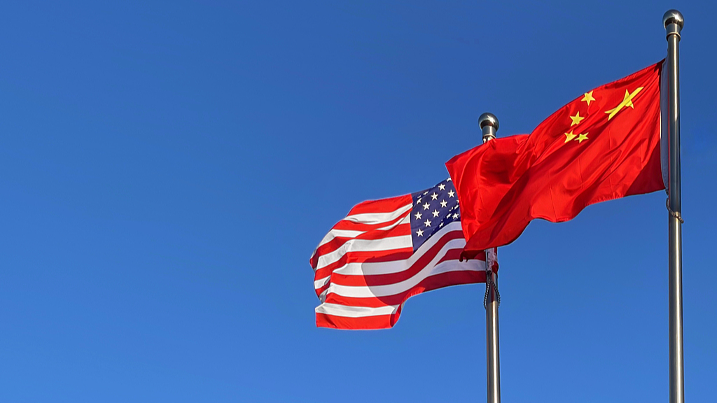 National flags of China and the U.S. /CFP