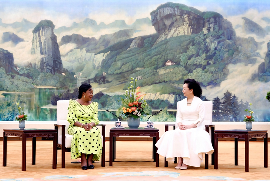 Peng Liyuan, wife of Chinese President Xi Jinping, chats over tea with Antoinette Sassou Nguesso, wife of President of the Republic of the Congo Denis Sassou Nguesso in Beijing, China, September 6, 2024. /Xinhua