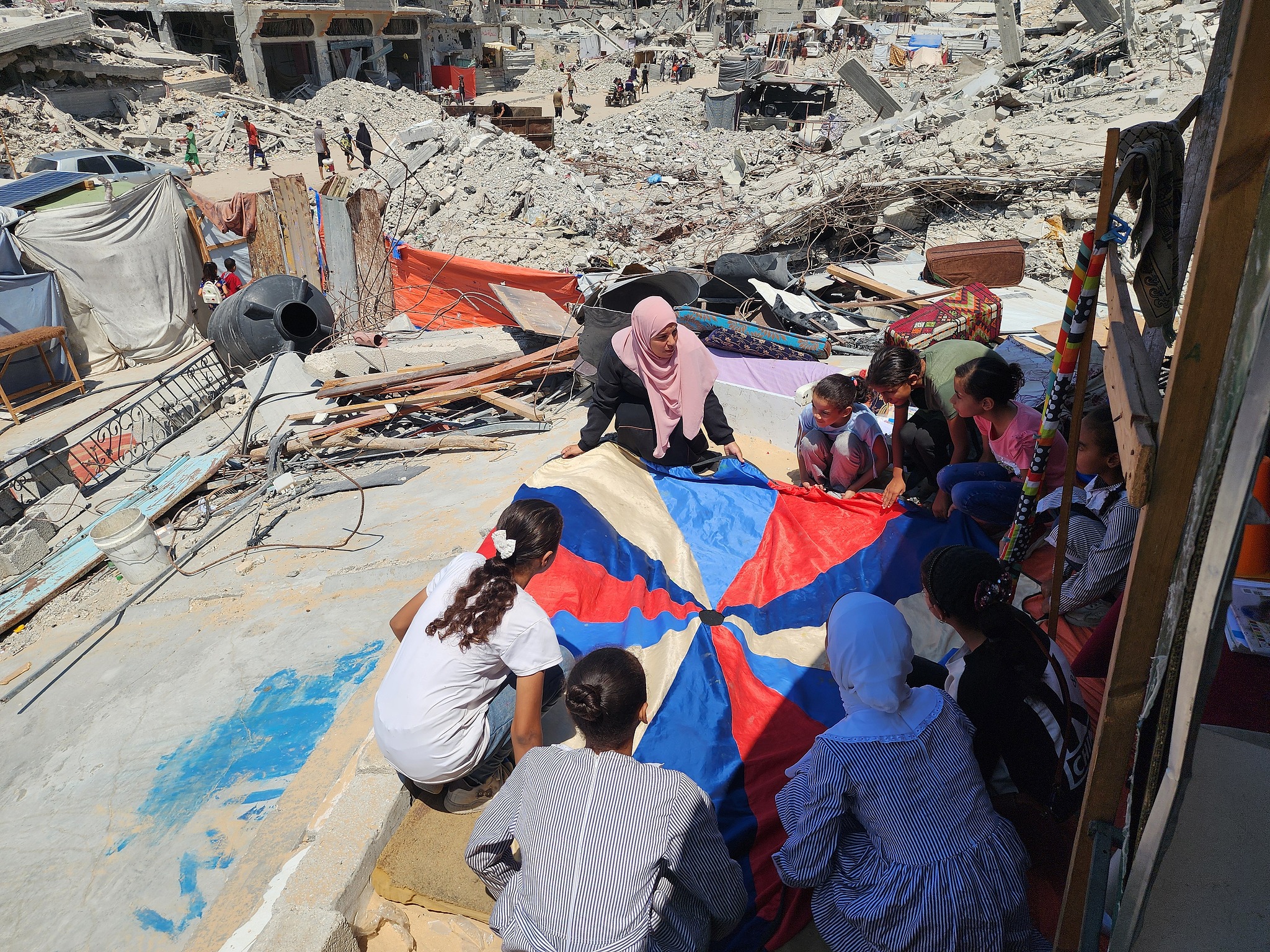 Students play games after lessons at their tent school, where their teacher, Alaa Abu Mustafa, who lost her home in Israeli army attacks, continues to educate them, in Khan Yunis, Gaza, September 3, 2024. /CFP