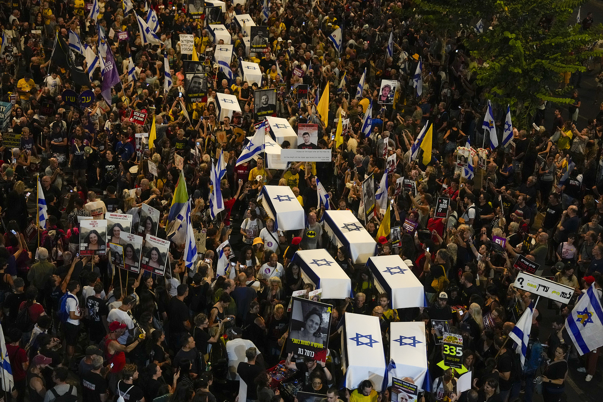 People carry mock coffins covered with Israeli flags, representing the 27 hostages whose bodies have been recovered from Gaza, during a rally in Tel Aviv, Israel, September 5, 2024. /CFP