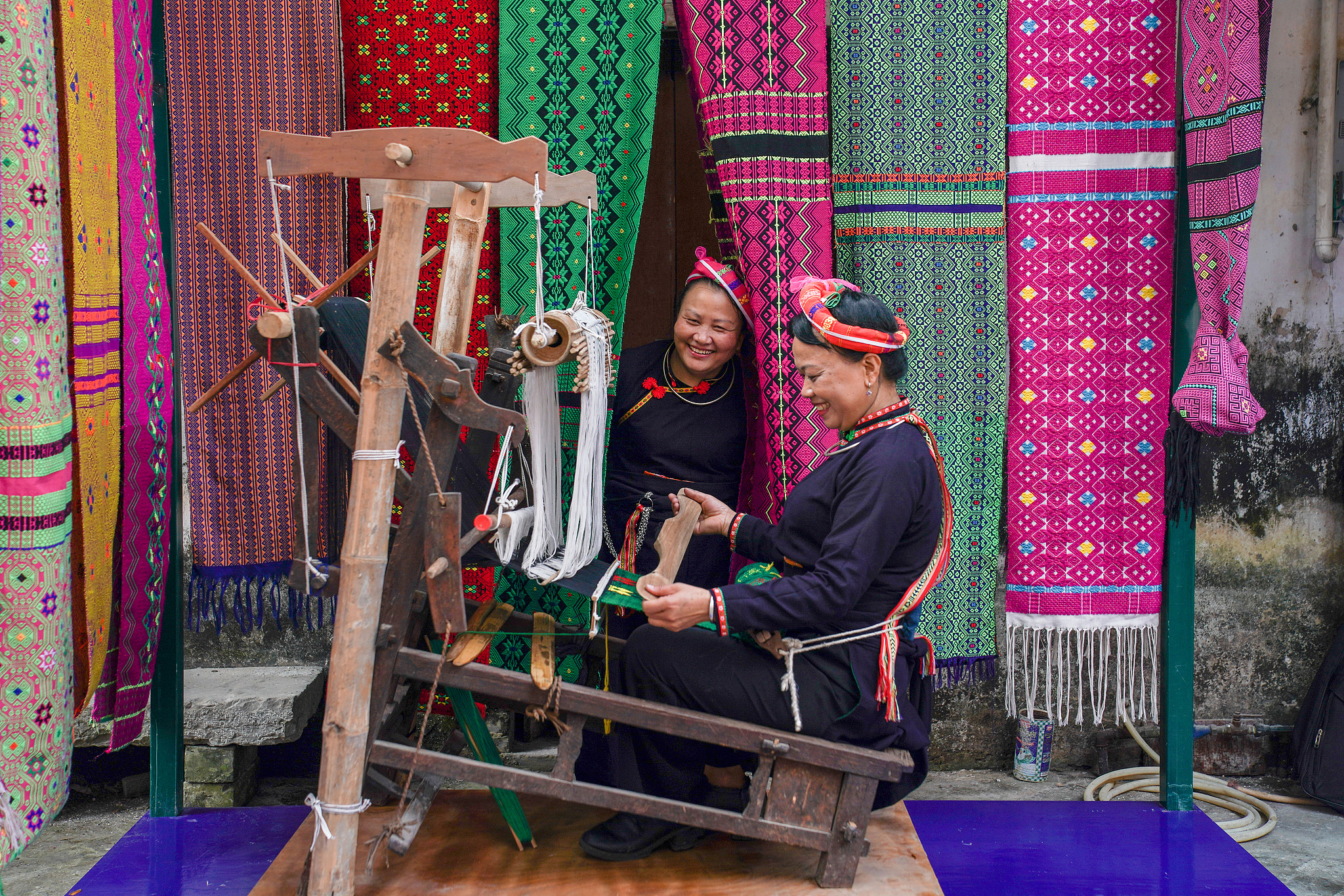 @China: Zhuang ethnic people, weaving the elegance of artistry and culture