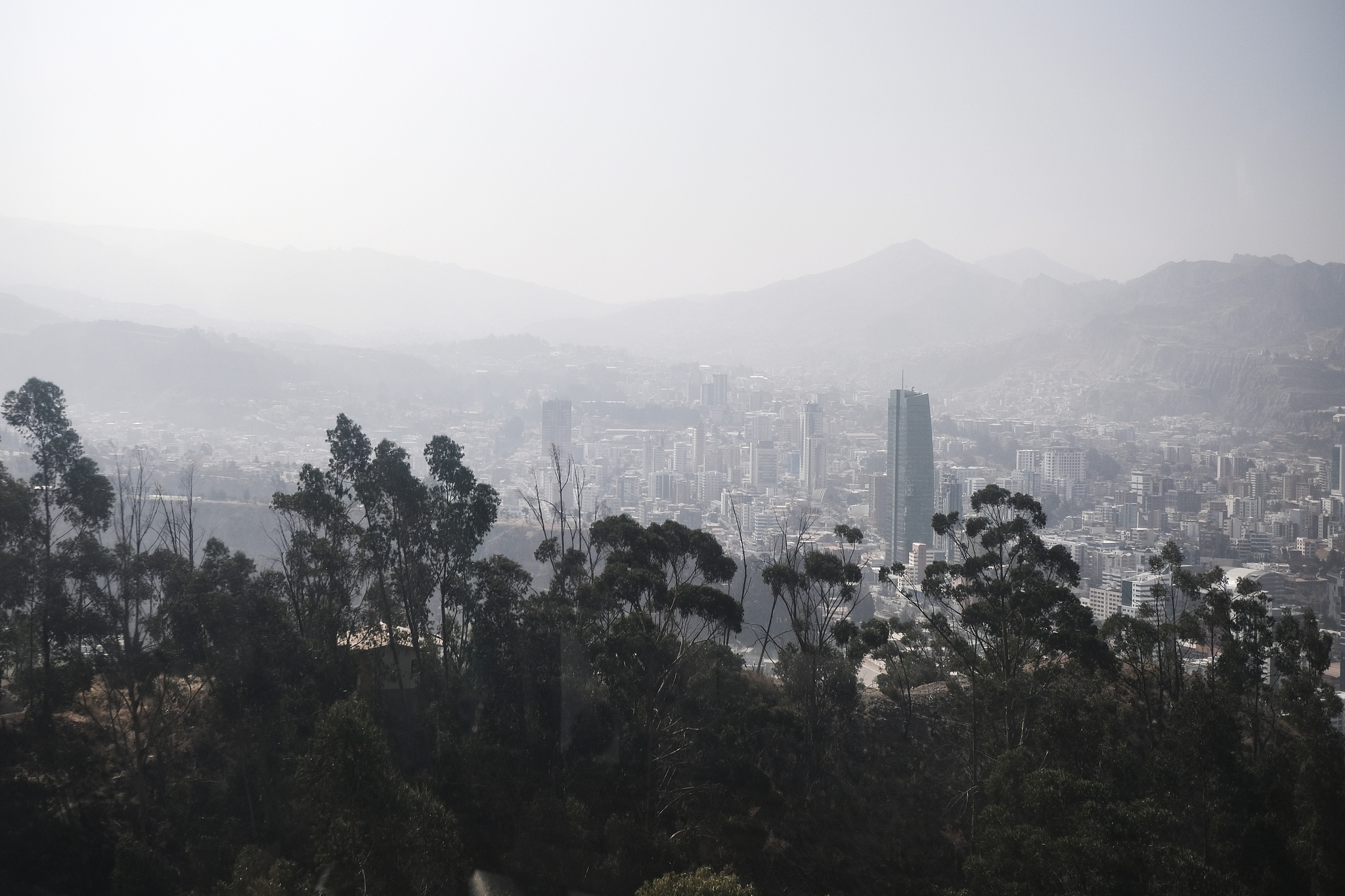 A large blanket of smoke from forest fires envelops the city of La Paz, Bolivia, September 6, 2024. /CFP