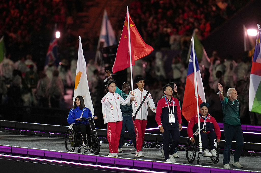 Di Dongdong and Jiang Yuyan, flag bearers of Team China, parade with others at the closing ceremony of the Paris 2024 Summer Paralympic Games at Stade de France, Paris, France, September 8, 2024. /CFP