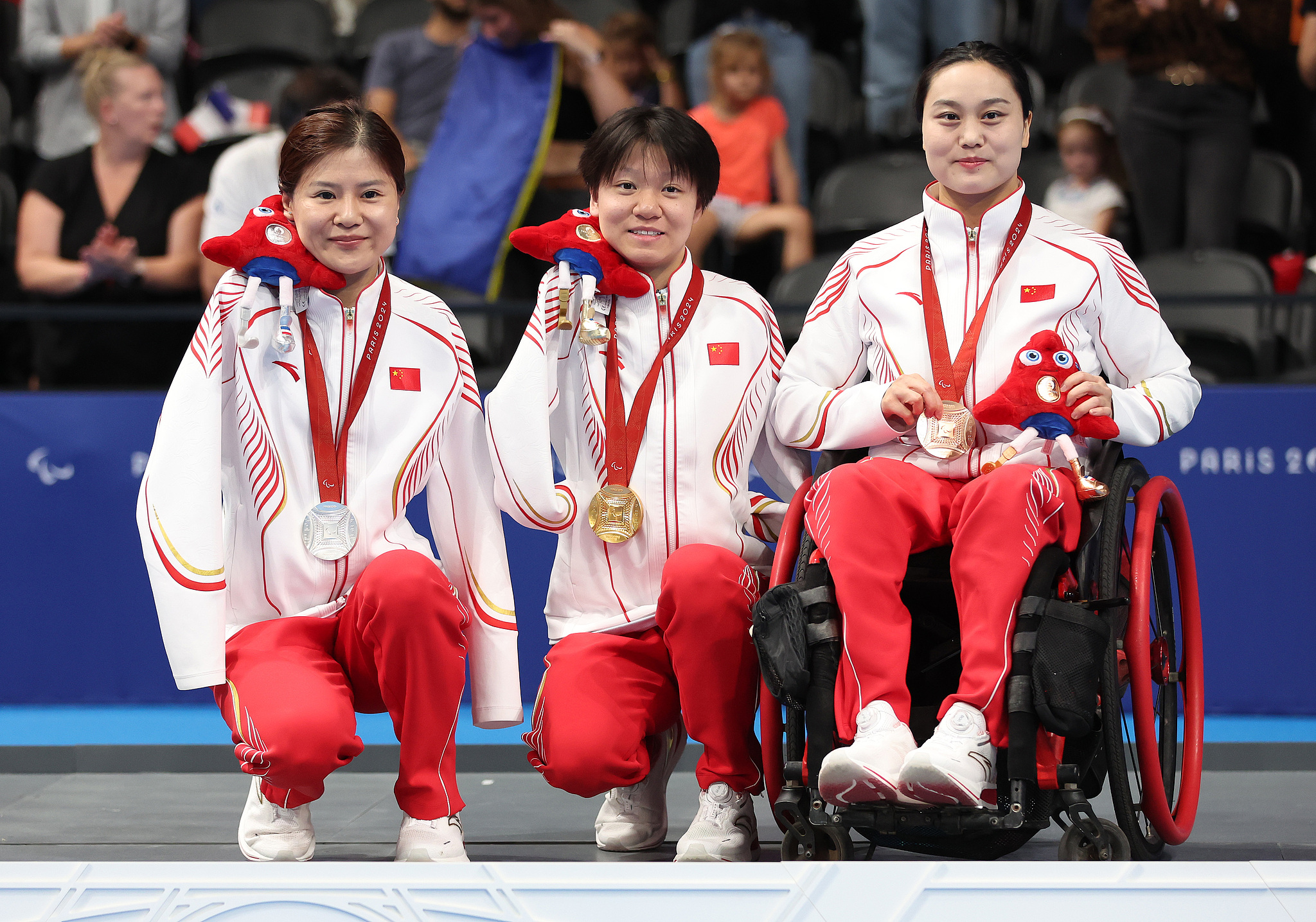 L-R: Silver medalist Lu Dong, gold medalist He Shenggao and bronze medalist Cheng Jiao of China pose for a photo after the women's 200-meter individual medley swimming SM5 final at the 2024 Summer Paralympic Games in Paris, France, September 7, 2024. /CFP