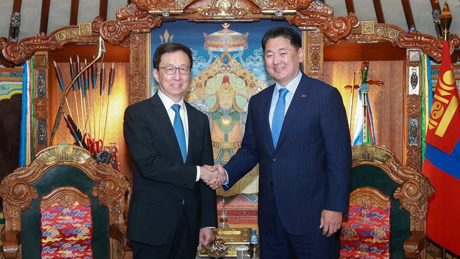 Chinese Vice President Han Zheng (L) meets with Mongolian President Ukhnaa Khurelsukh in Ulaanbaatar, capital of Mongolia, September 7, 2024. /Xinhua