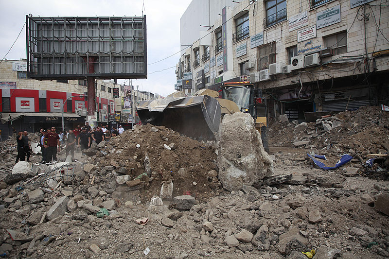 Palestinians assess damage in the street following an Israeli military operation in Jenin in the West Bank, September 6, 2024. /CFP