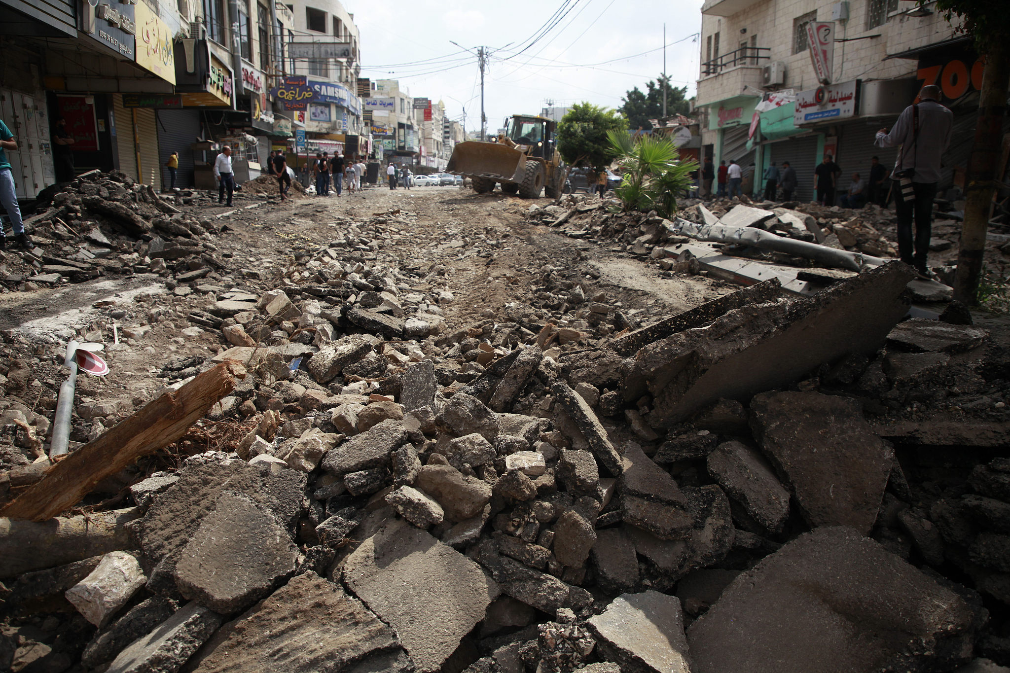 Palestinians assess road damage following an Israeli military operation in Jenin in the Israeli-occupied West Bank, September 6, 2024. /CFP