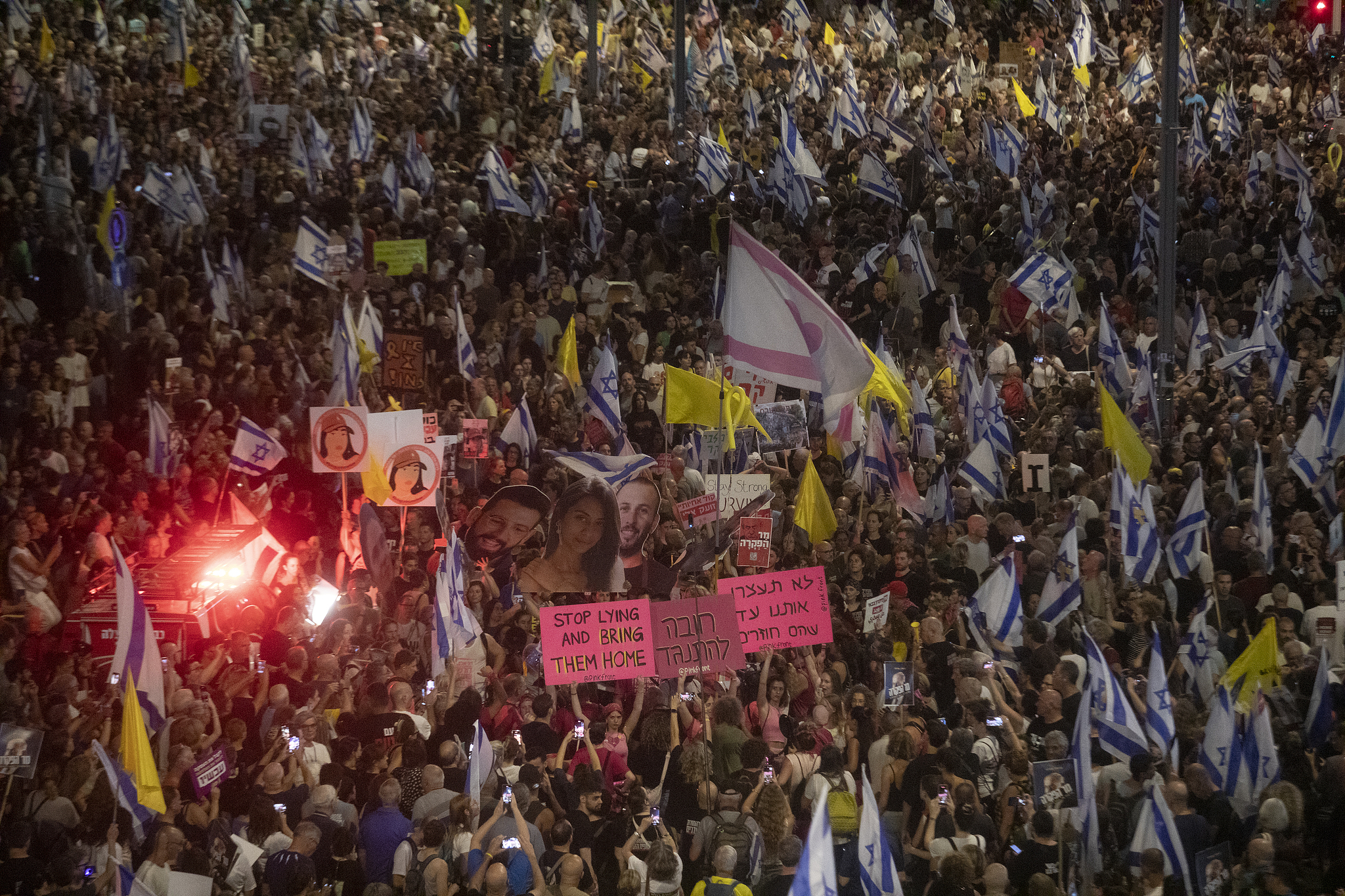 Families of hostages and supporters hold photos of hostages and flags during a rally calling for an immediate hostage deal with Hamas and against Israeli Prime Minister Benjamin Netanyahu and his government in Tel Aviv, Israel, September 7, 2024. /CFP