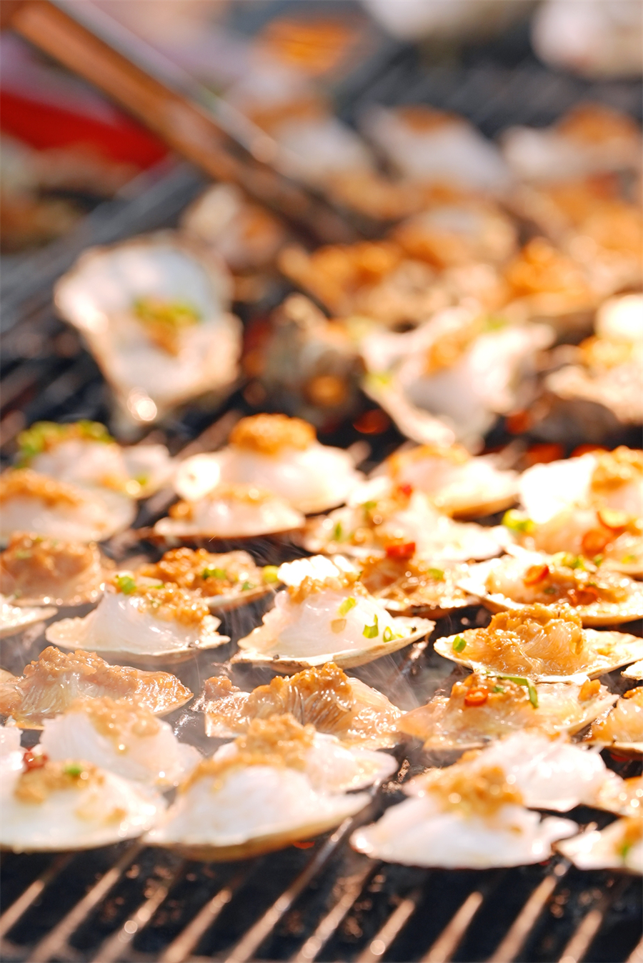 A nearby seafood market supplies fresh catches to the night market in Shenyang, Liaoning Province, August 19, 2024. /CGTN