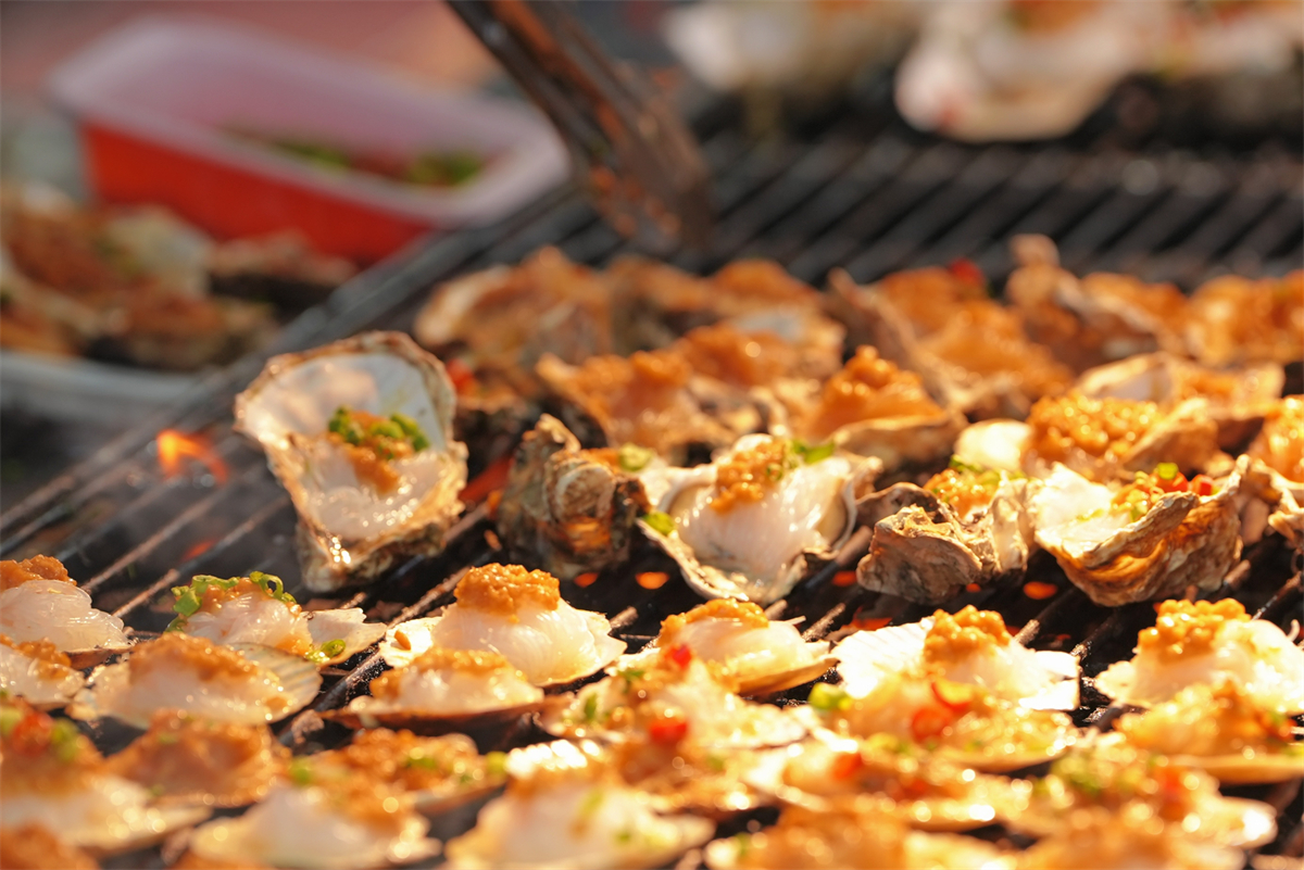 A nearby seafood market supplies fresh catches to the night market in Shenyang, Liaoning Province, August 19, 2024. /CGTN