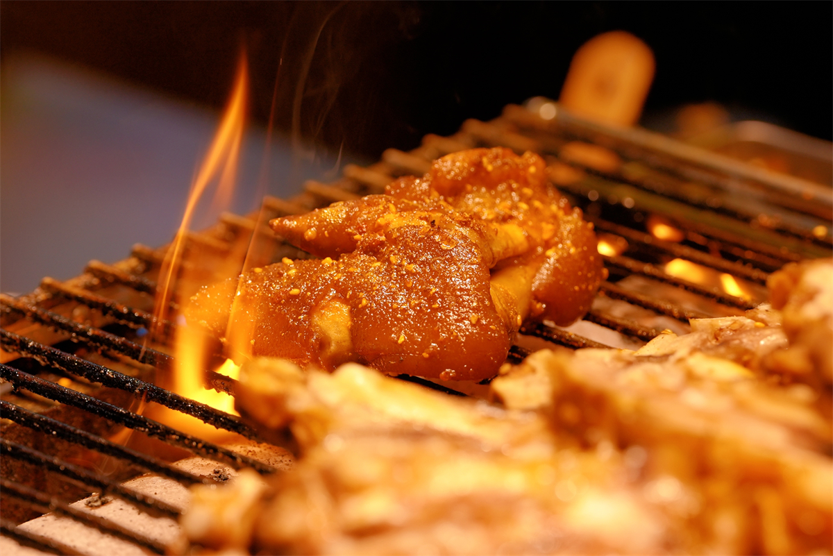 Diners can adjust the level of spiciness according to their personal preference at the night market in Shenyang, Liaoning Province, August 19, 2024. /CGTN