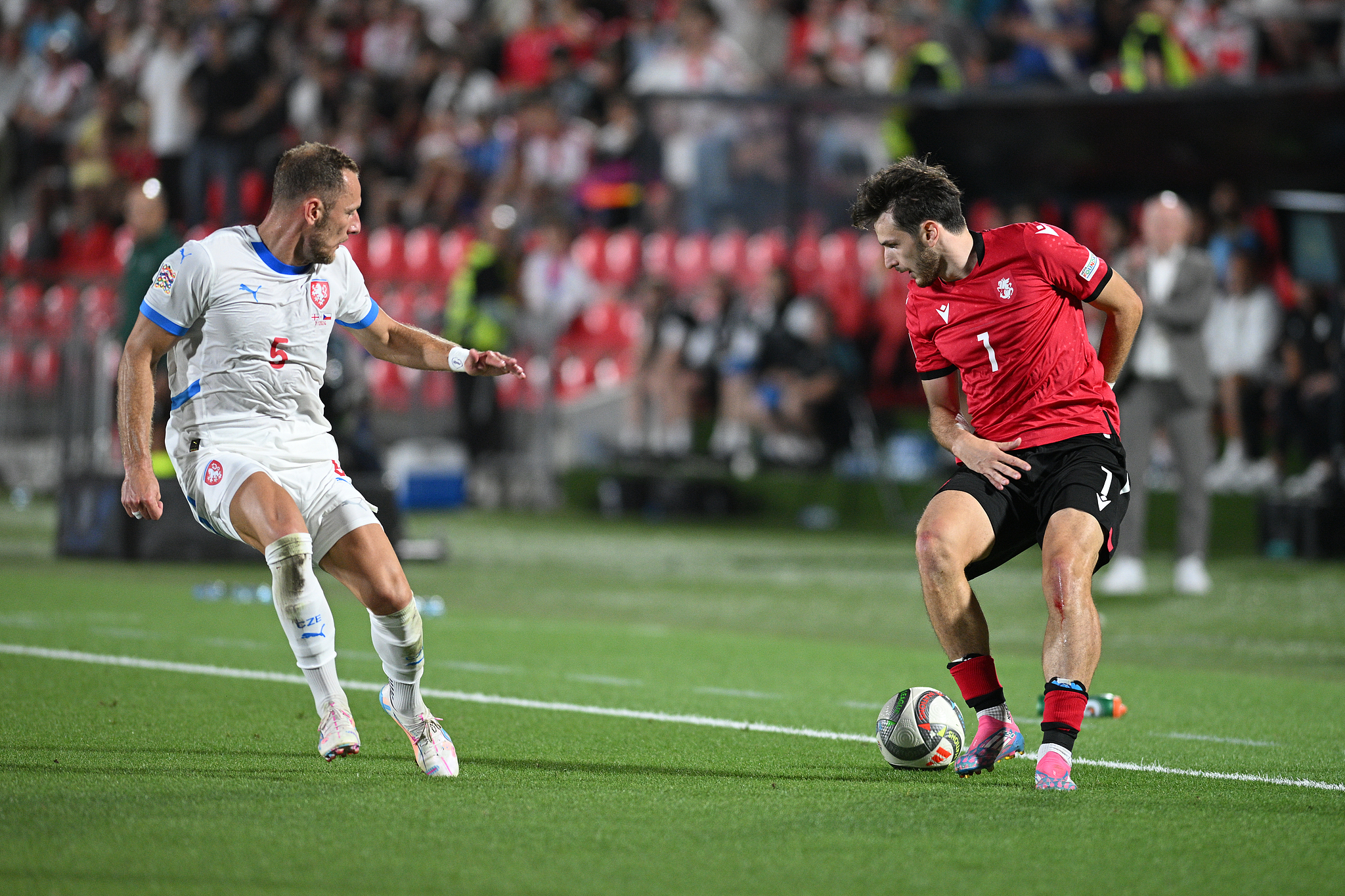 Khvicha Kvaratskhelia (R) of Georgia controls the ball in the UEFA Nations League game against the Czech Republic at Mikheil Meskhi Stadium in Tbilisi, Georgia, September 7, 2024. /CFP 