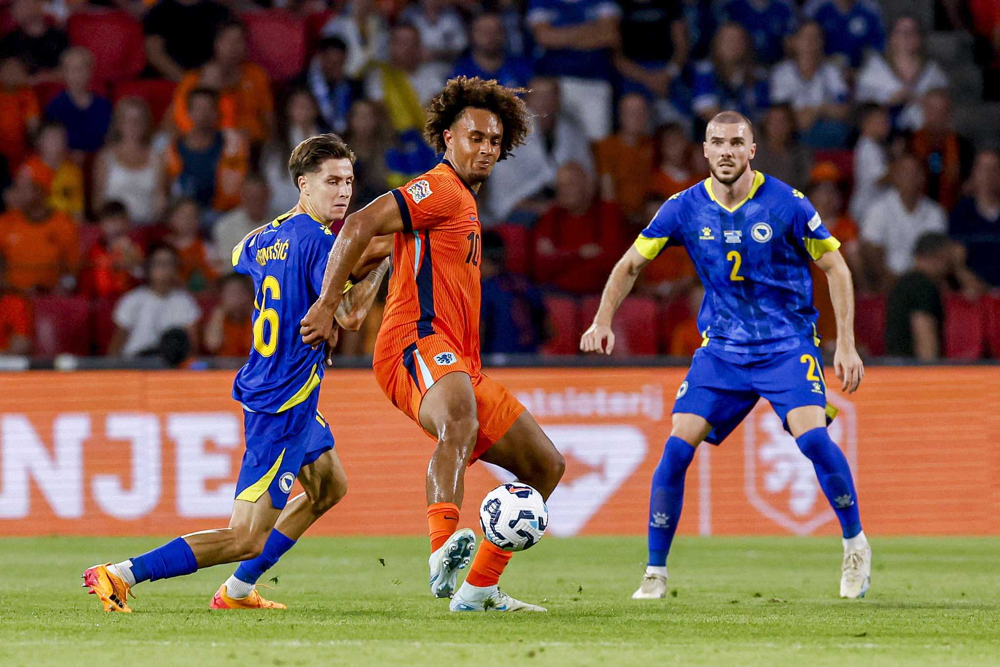 Joshua Zirkzee (C) of the Netherlands controls the ball in the UEFA Nations League game against Bosnia and Herzegovina at Philips Stadium in Eindhoven, Netherlands, September 7, 2024. /CFP 