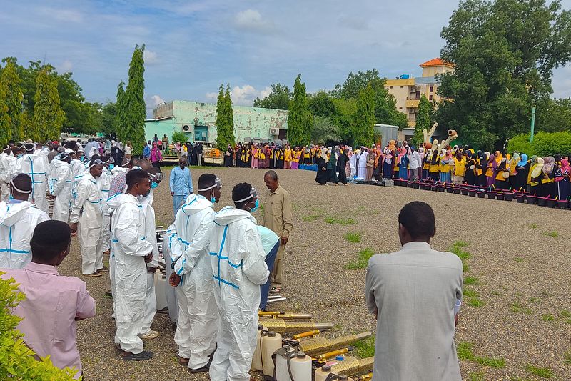 Para pekerja berkumpul untuk memulai kampanye kebersihan dan sanitasi yang diprakarsai oleh otoritas kesehatan di Gedaref, Sudan timur, 24 Agustus 2024. /CFP