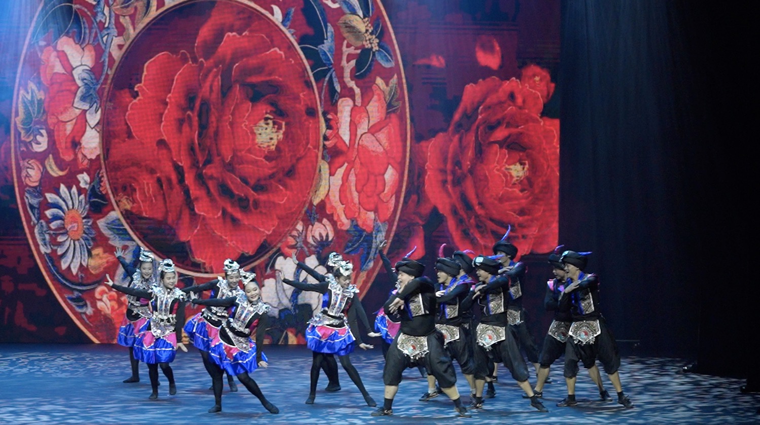 Dancers perform a traditional Hunan folk dance at the cultural show in Abu Dhabi, United Arab Emirates (UAE) on September 6, 2024. /CMG