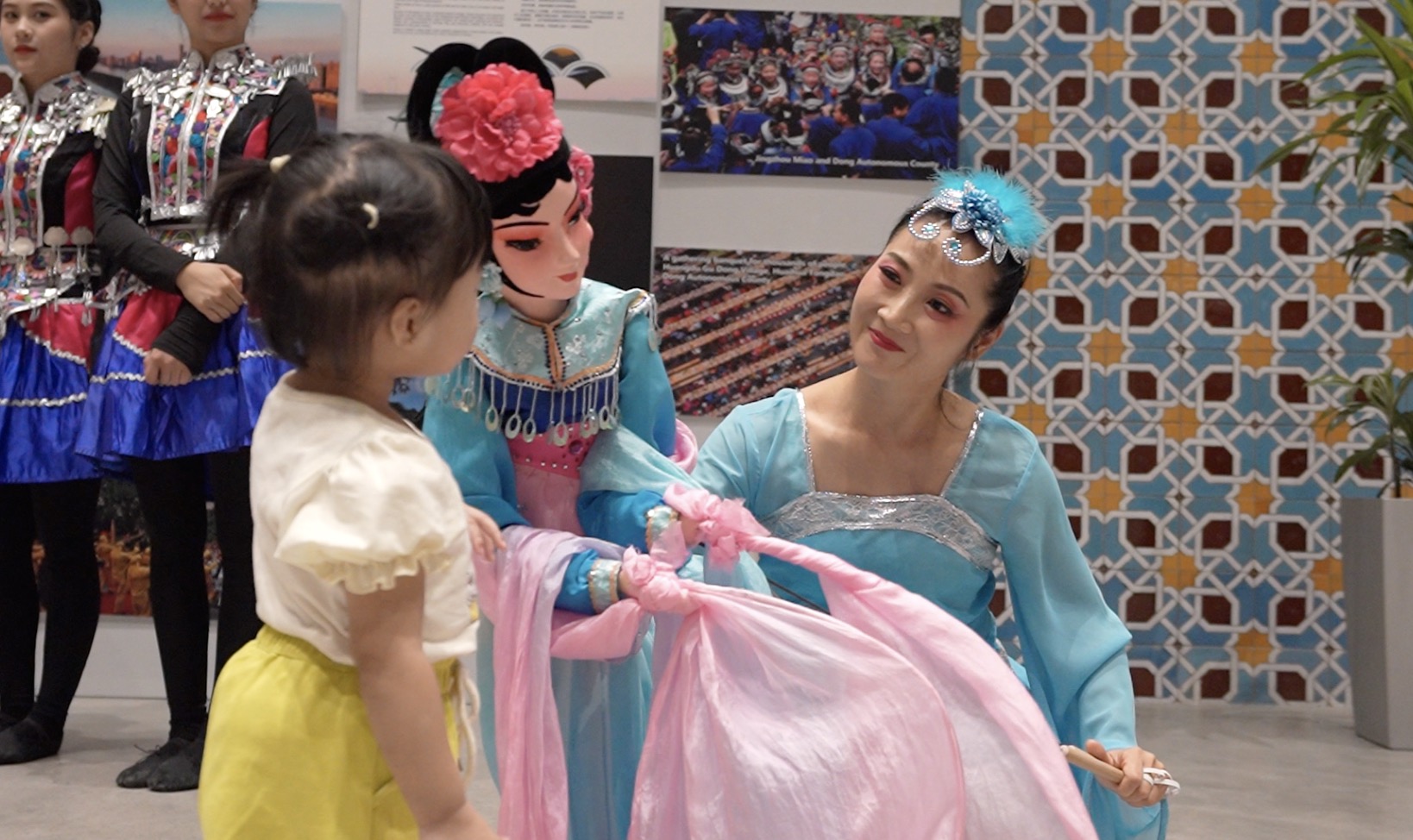 A performer interacts with a young audience member at a pre-show cultural event in Abu Dhabi, United Arab Emirates (UAE) on September 6, 2024. /CMG