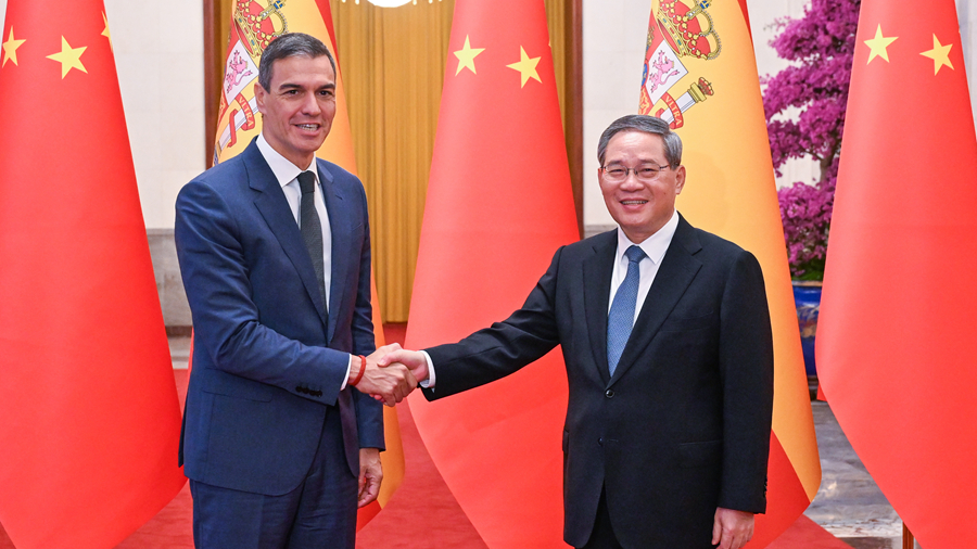 Chinese Premier Li Qiang (R) shakes hands with Spanish Prime Minister Pedro Sanchez in Beijing, China, September 9, 2024. /Xinhua