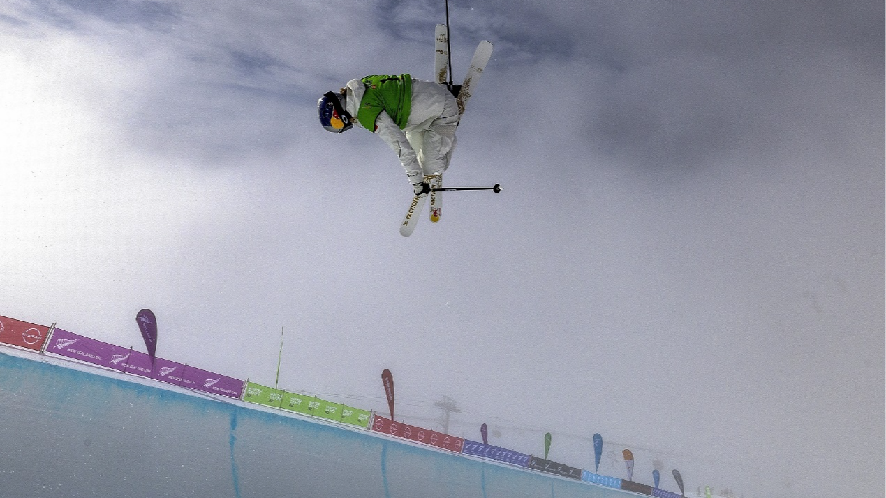 Gu Ailing performs in FIS Freeski Halfpipe World Cup Finals at Cardrona in the South Island of New Zealand, September 8, 2024. /CFP