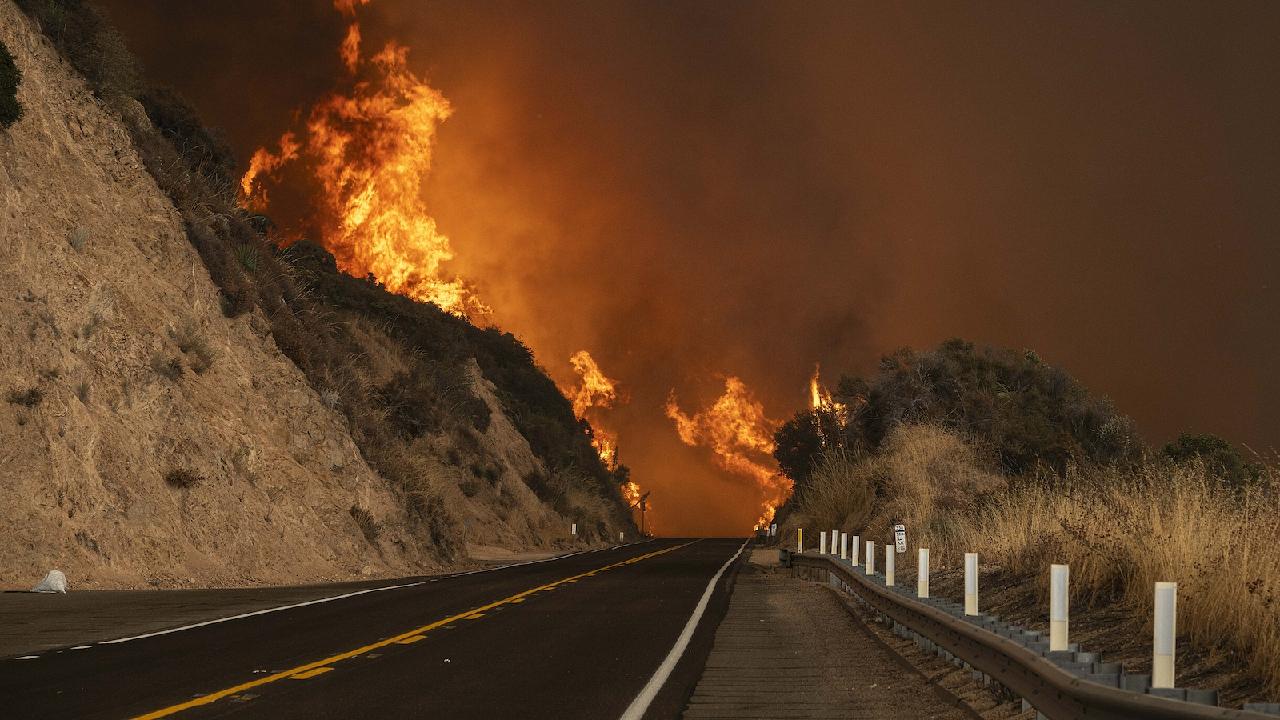 35,000 Homes and Buildings Under Threat from Wildfire East of LA