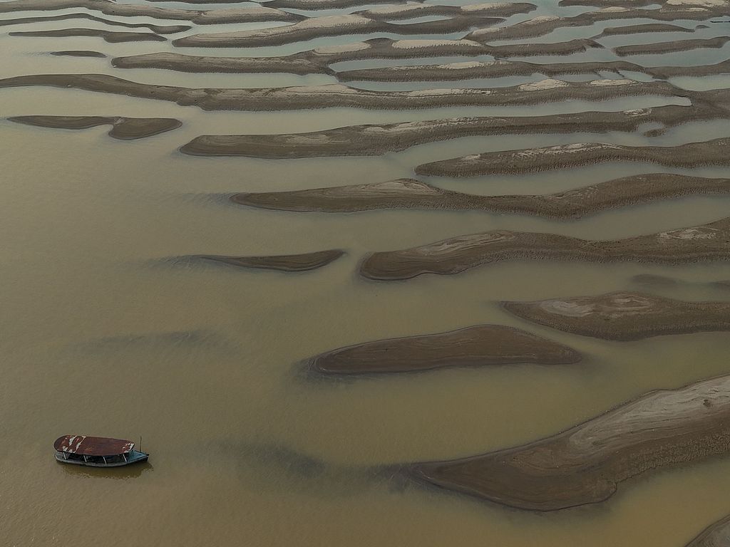 Aerial view of a boat next to sandbanks of Madeira River in Amazonas state, northern Brazil, September 7, 2024. /CFP