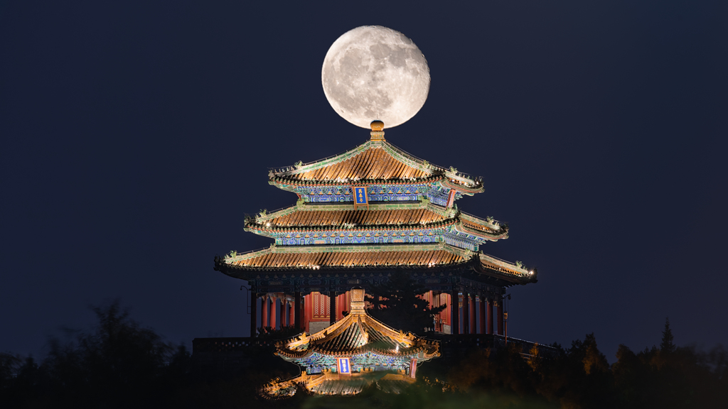 A full moon is seen rising over the roof of Wanchun Pavilion on Jingshan Hill, the highest point of the Beijing Central Axis. /CFP  