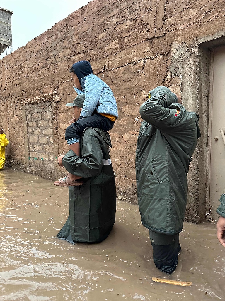 Members of Morocco's Auxiliary Forces help evacuate people from a flooded neighbourhood in Ouarzazate City, Morocco, September 7, 2024. /CFP