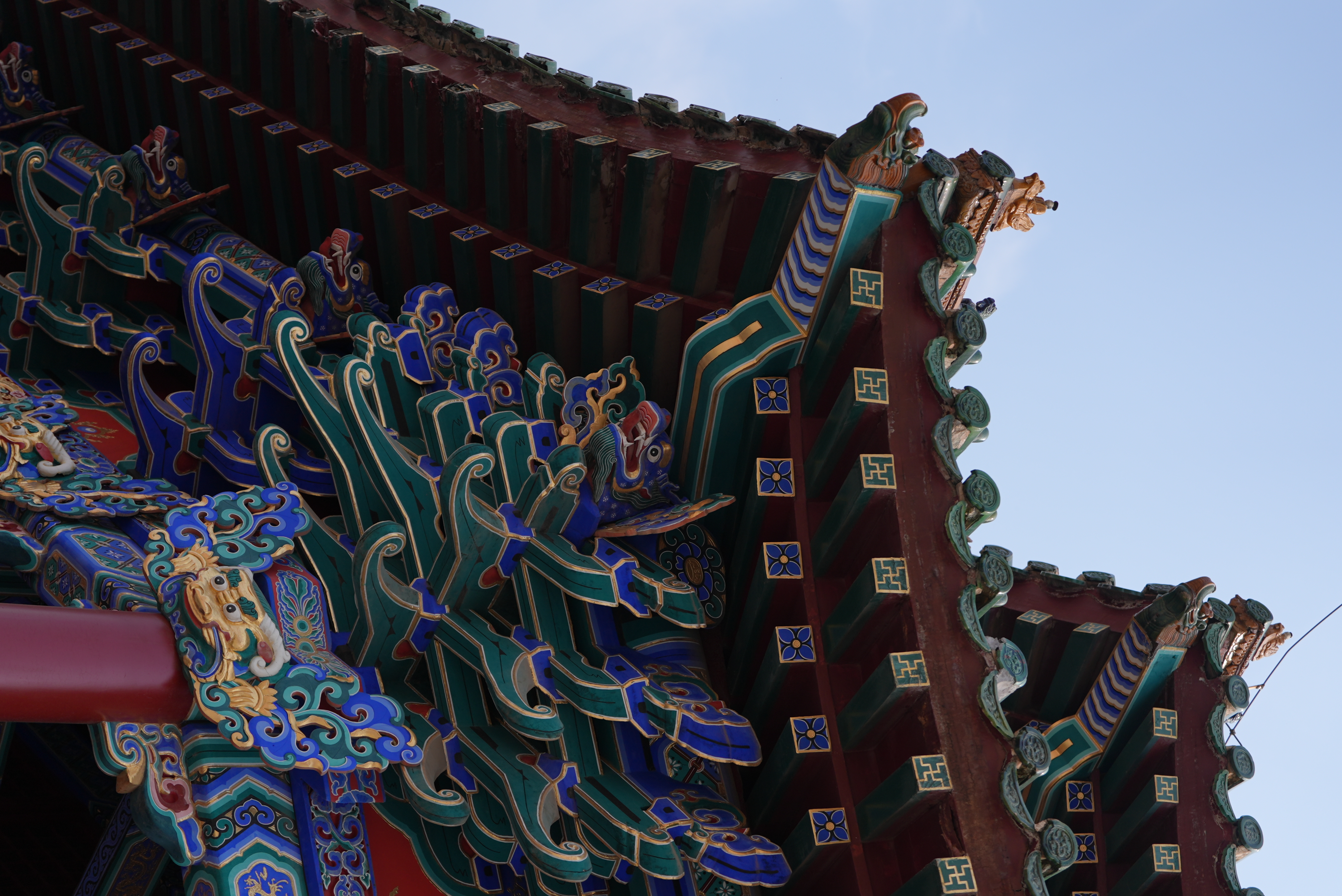 On a corner of one of the buildings in the Shenyang Palace complex, the yellow glazed roof tiles are decorated with a green border and feature traditional mortise and tenon joints, upturned eaves and decorative brackets, and all enhanced with colored paint. /CGTN