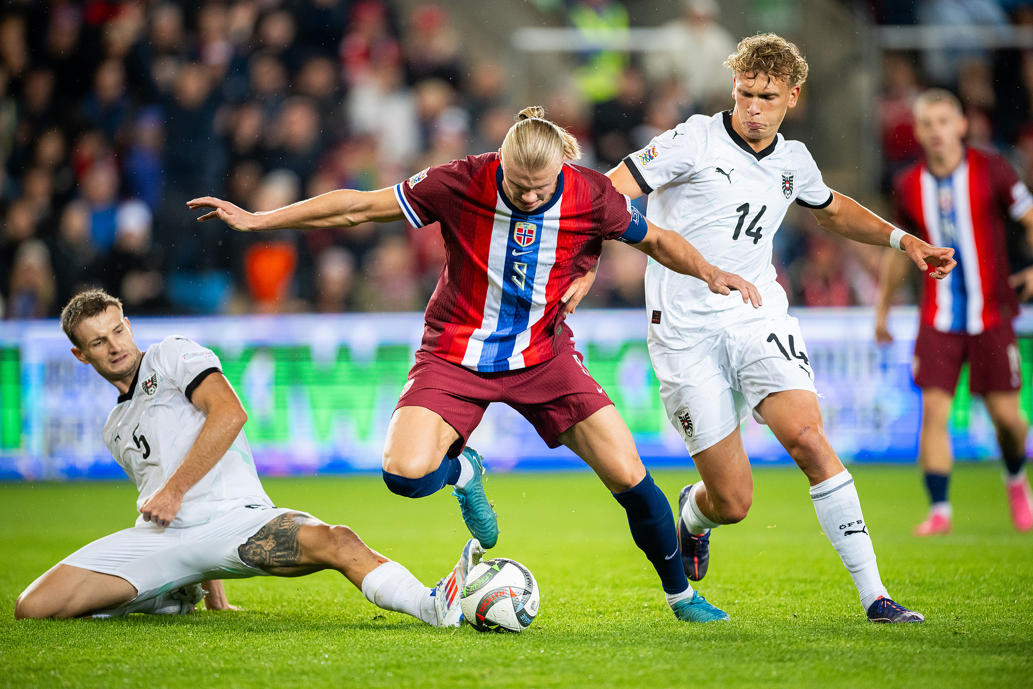 Erling Haaland (C) of Norway controls the ball in the UEFA Nations League game against Austria at the Ullevaal Stadion in Oslo, Norway, September 9, 2024. /CFP 