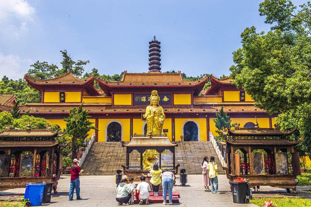 Pilgrims venerate a statue at Sheng'an Temple in Yueyang, Hunan Province on June 6, 2024. /IC