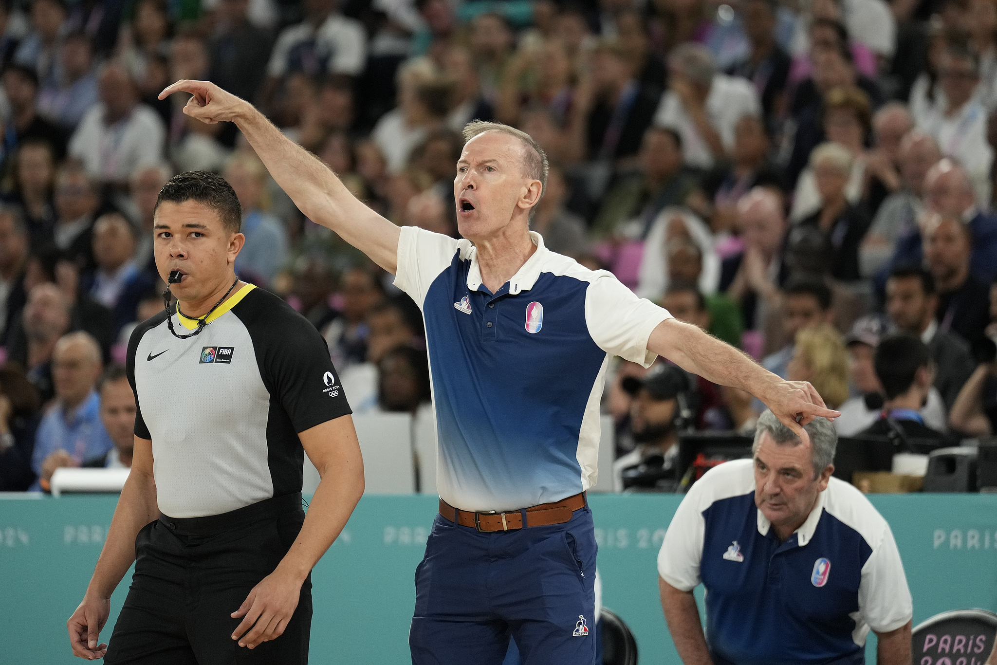 Vincent Collet (C), head coach of France, makes a gesture during the men's basketball final against USA at the 2024 Summer Olympic Games in Paris, France, August 10, 2024. /CFP