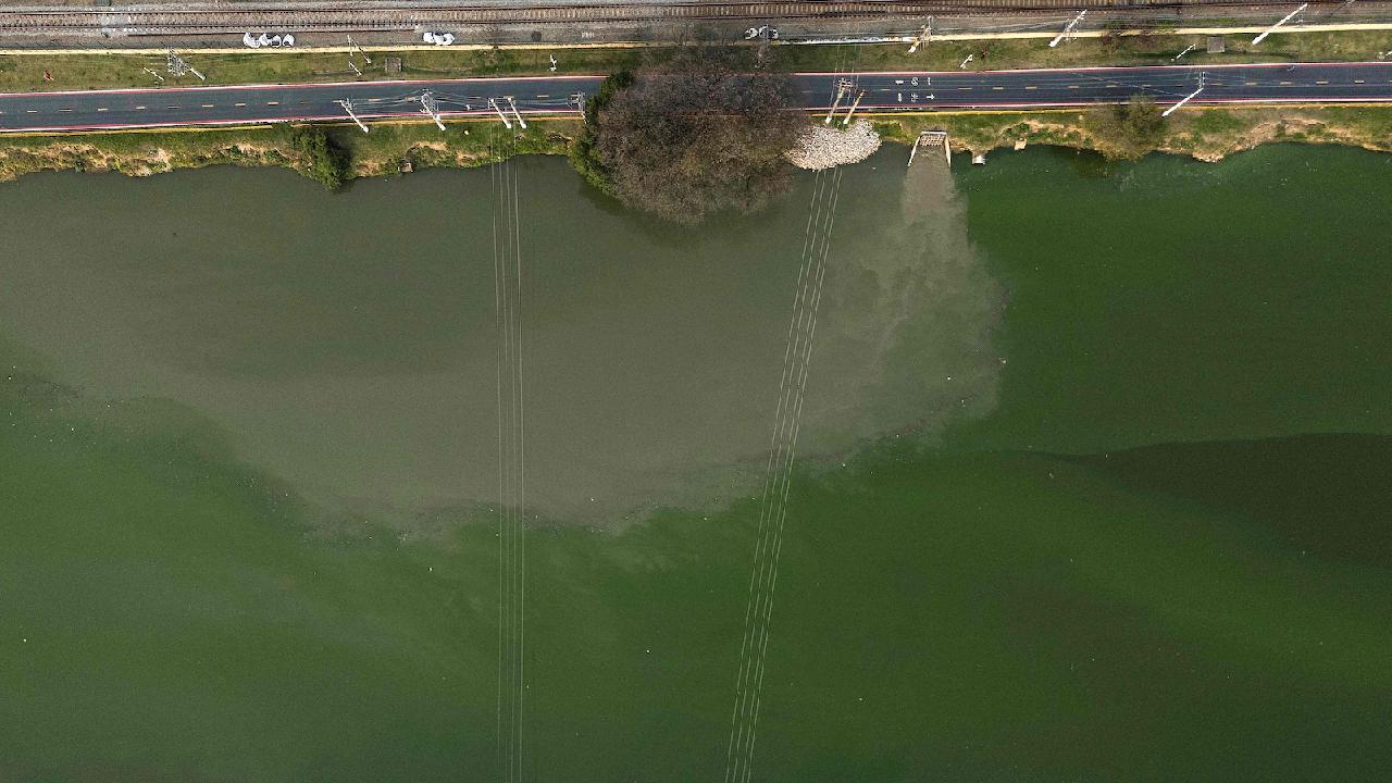 Drought Turns Sao Paulo's River Emerald Green, Skies Grey