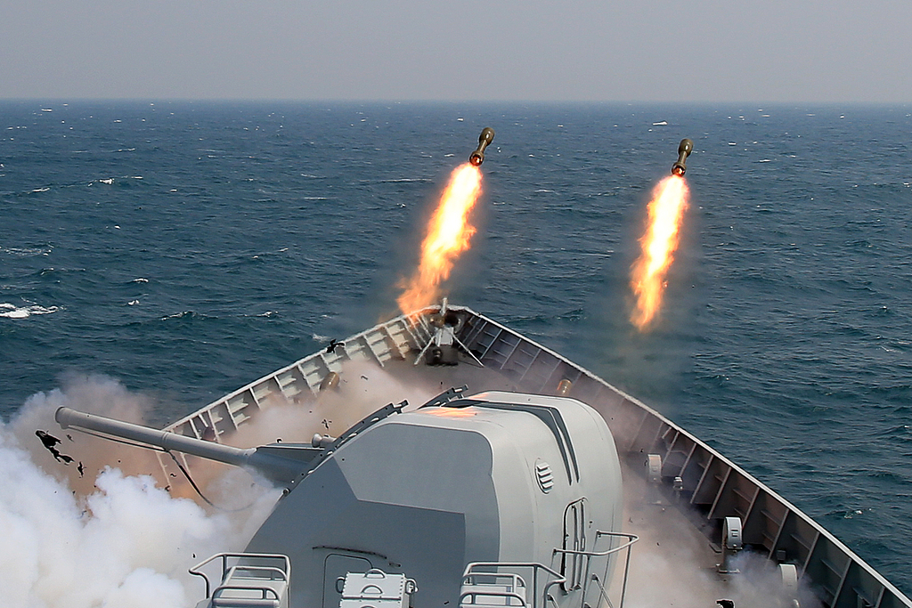 A destroyer of the South Sea Fleet conducts a live-fire confrontation exercise, February 20, 2016. /CFP