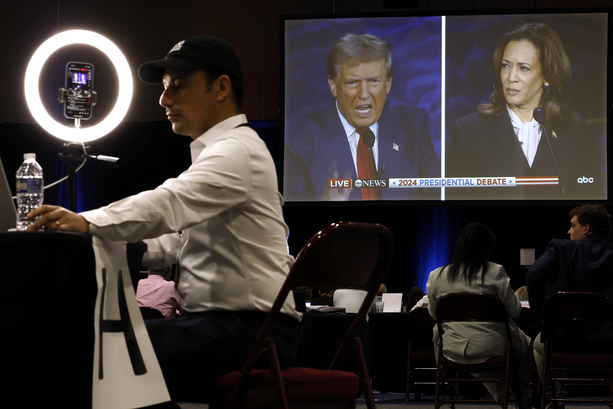 Republican presidential nominee, former President Donald Trump (L) and Democratic presidential nominee, U.S. Vice President Kamala Harris (R) appear on screens in the media center at the Pennsylvania Convention Center during their first debate in Philadelphia, Pennsylvania, September 10, 2024. /CFP