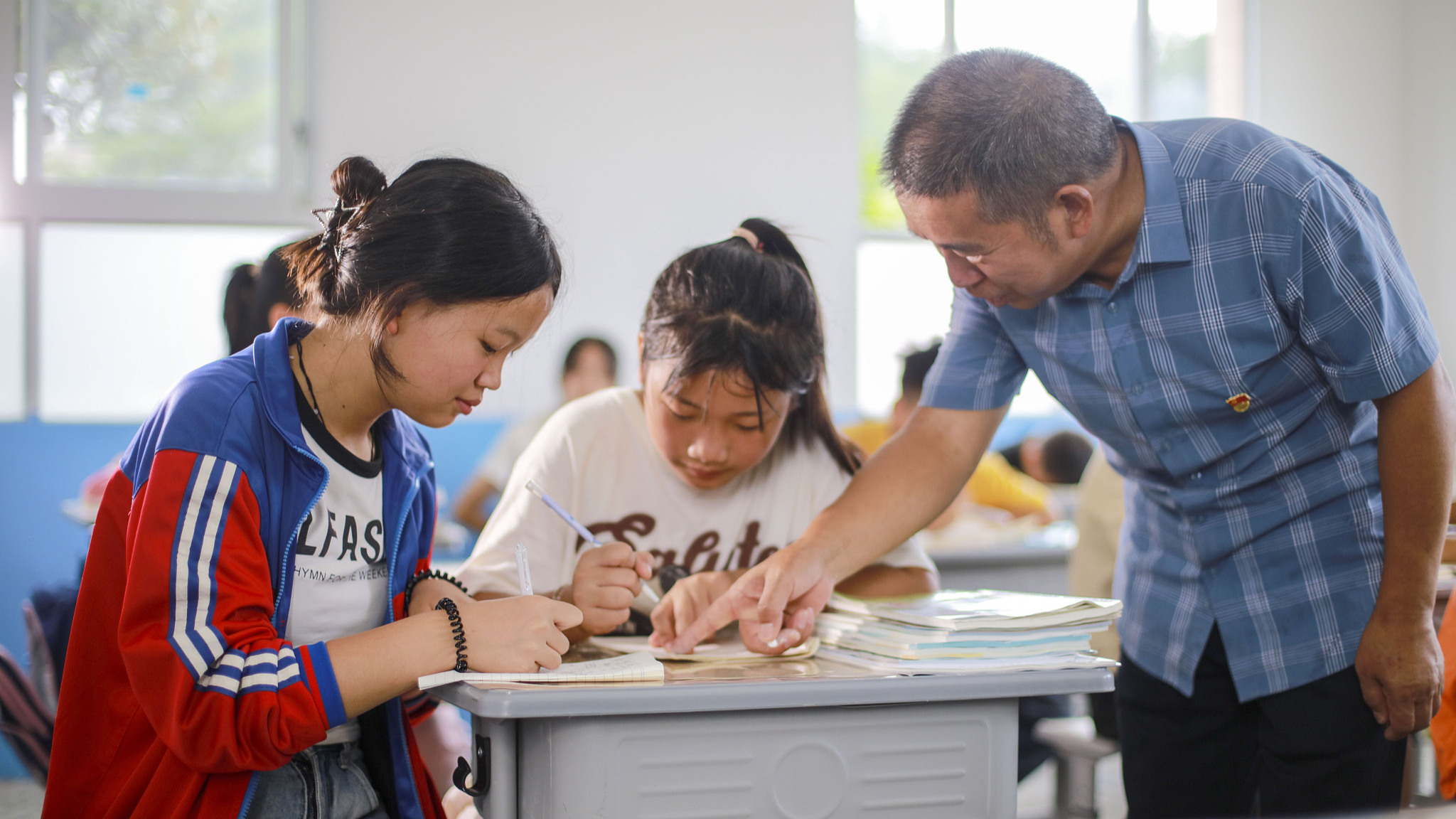 A teacher tutors students at a classroom in Qianxi City in southwest China's Guizhou Province, September 6, 2024. /CFP