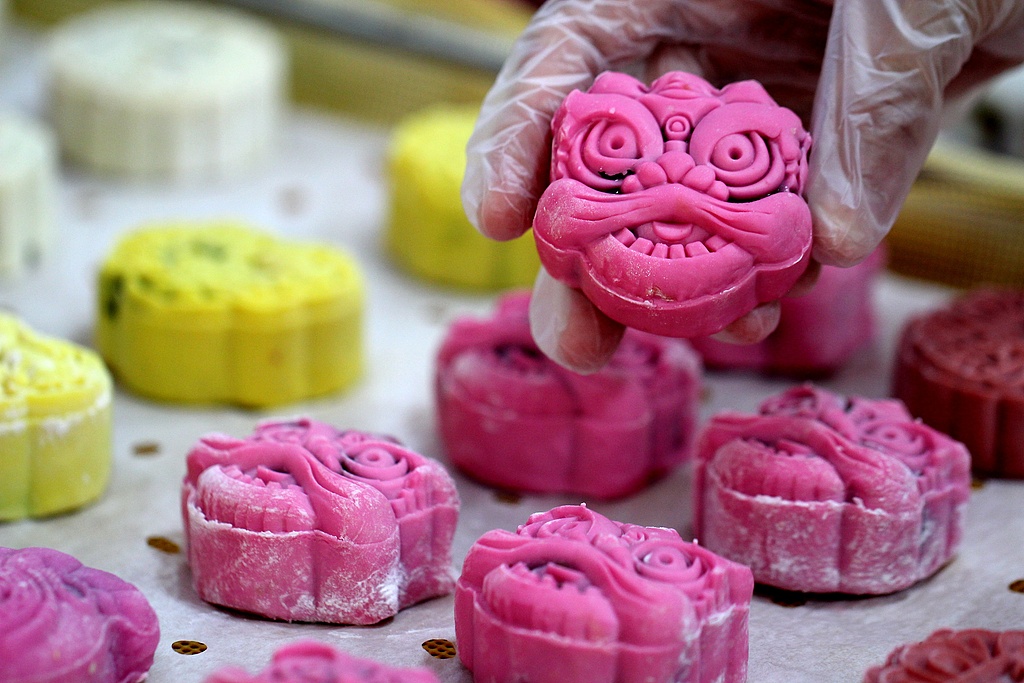 Lion-head mooncakes are seen at a bakery in Binzhou, Shandong Province on September 10, 2024. Lion heads symbolize power and courage in Chinese culture. /CFP