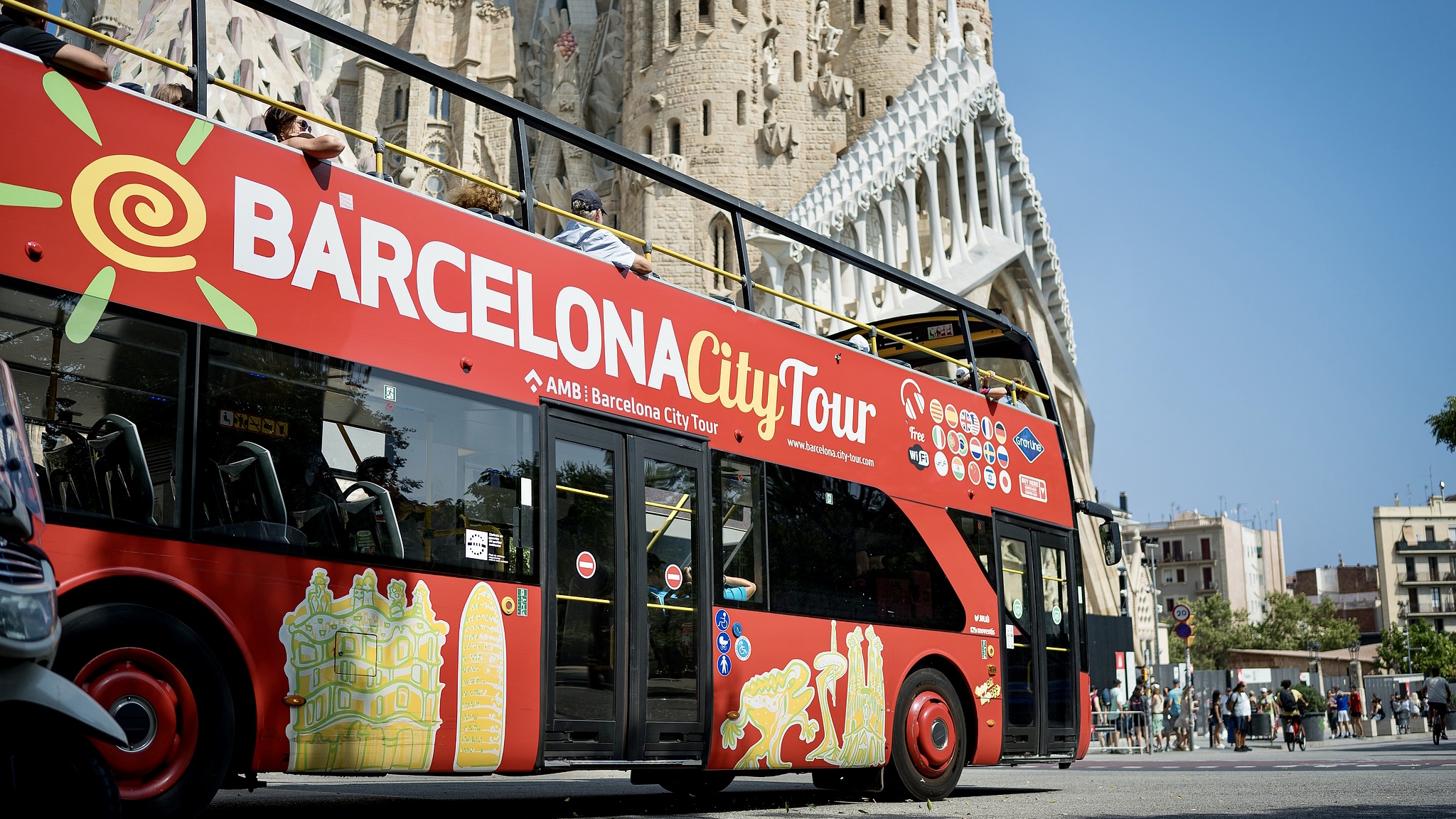 A tourist bus drives by the Sagrada Familia Church in Barcelona, Spain, August 21, 2024. /CFP