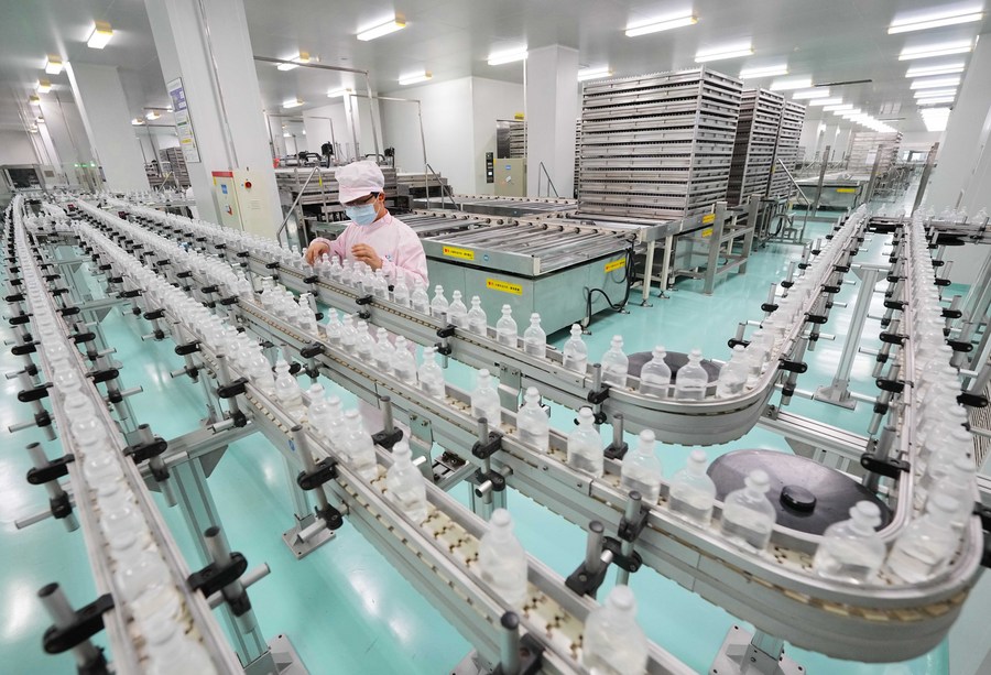 A worker operates at the workshop of a pharmaceutical company in Shijiazhuang, north China's Hebei Province, January 14, 2022. /Xinhua