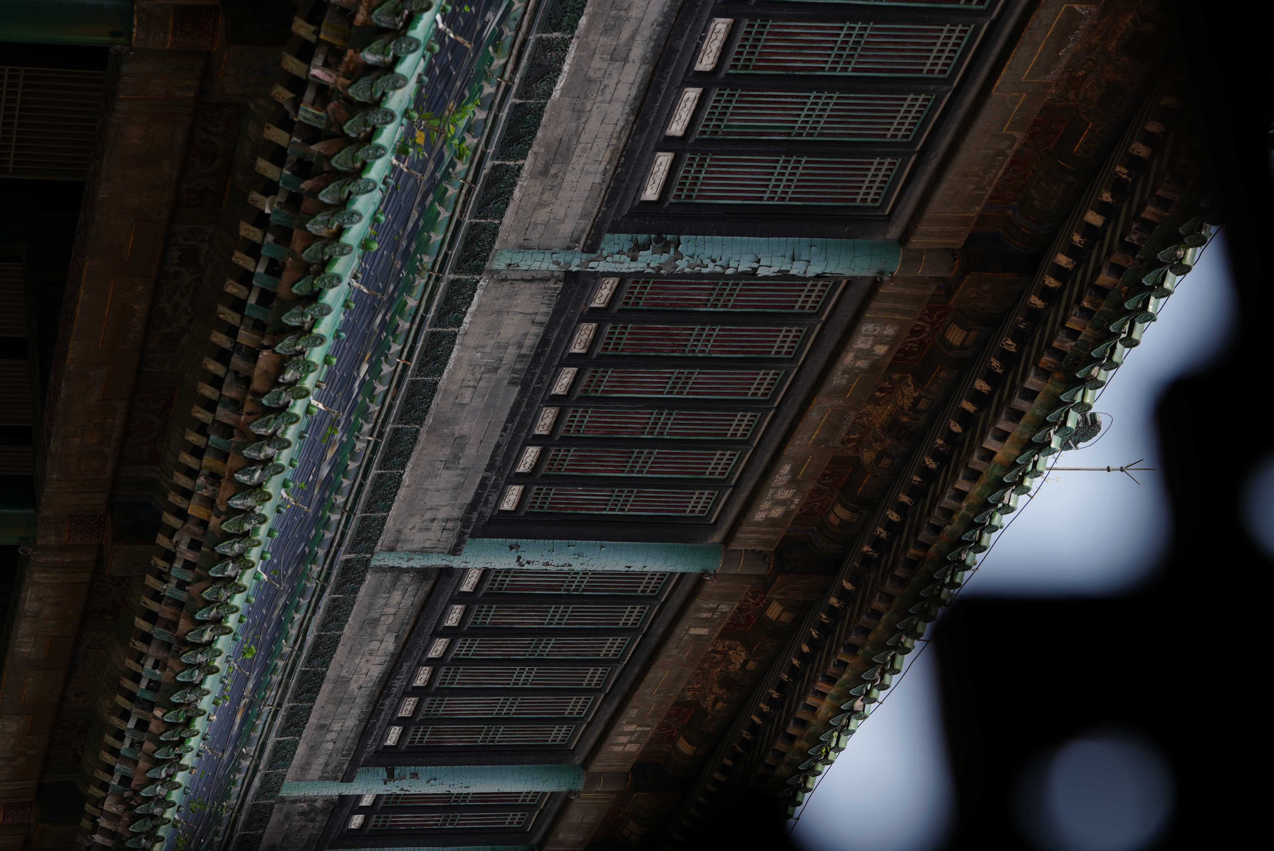 Dressed almost entirely in black, Wensu Pavilion was one of the seven pavilions used to house the Siku Quanshu of the Qing Dynasty. According to the theory of the five elements, black represents water, which is believed to help suppress fire. /CGTN