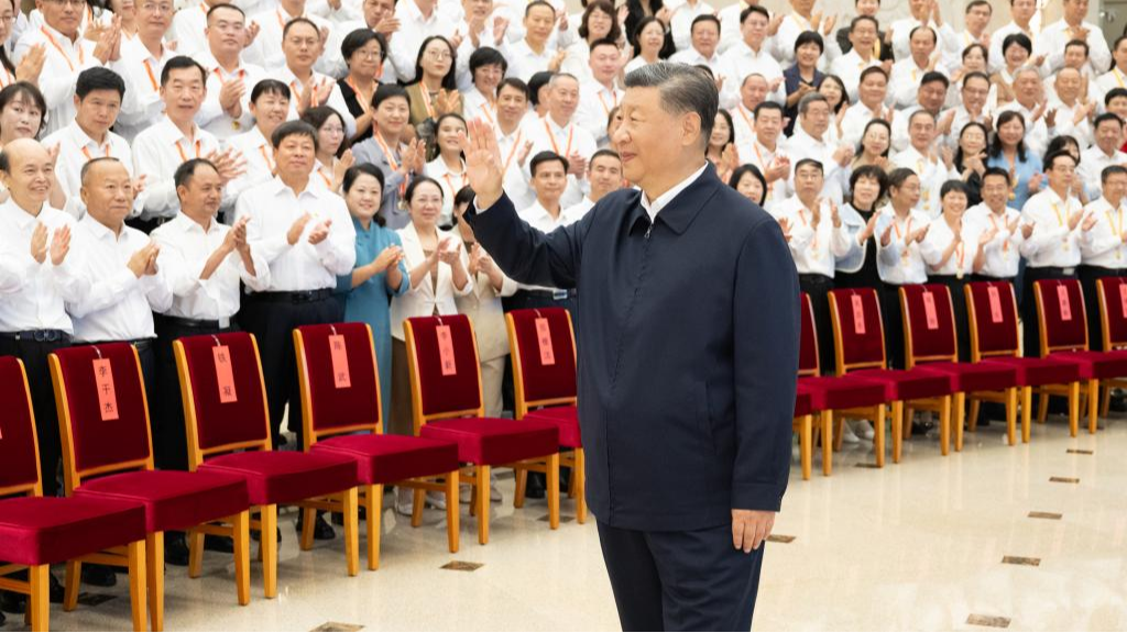 Xi Jinping dan para pemimpin Partai Komunis Tiongkok dan negara lainnya termasuk Li Qiang, Cai Qi dan Ding Xuexiang bertemu dengan perwakilan yang menghadiri upacara penghargaan untuk menghormati guru teladan dan kelompok serta lembaga luar biasa di sektor pendidikan, di Beijing, ibu kota Tiongkok, 9 September 2024. /Xinhua