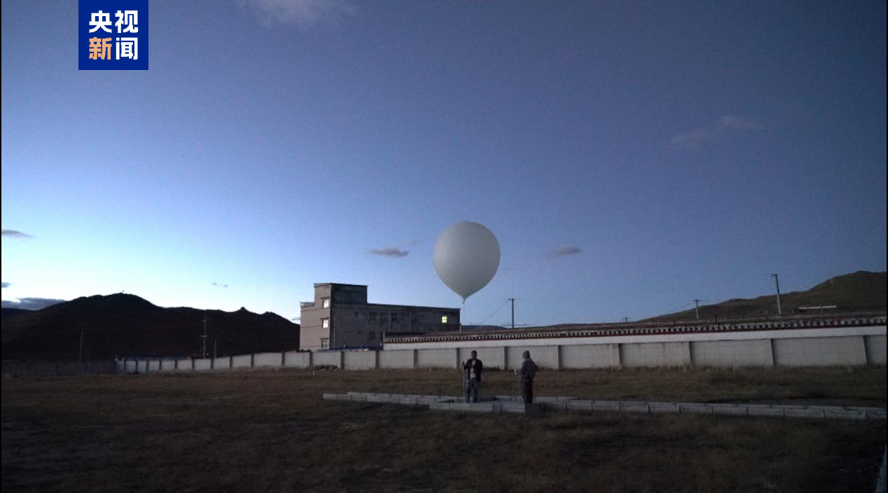 Balon meteorologi diluncurkan di stasiun pengamatan meteorologi di Kabupaten Baingoin, yang terletak di Daerah Otonomi Xizang, Tiongkok barat daya, pada 10 September 2024. /CMG 