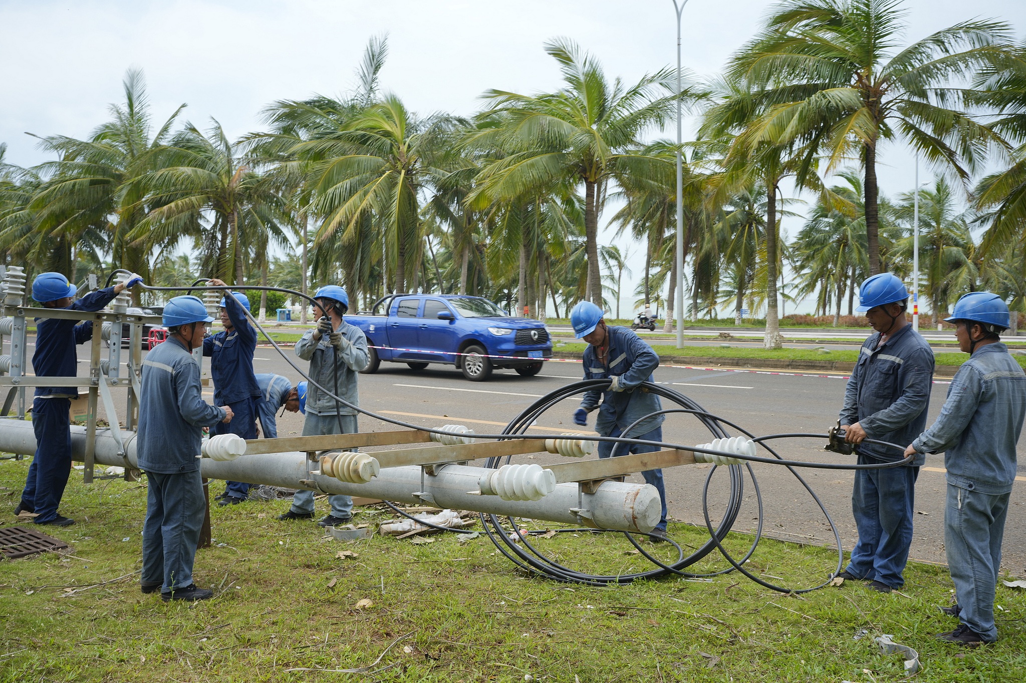 Power grid workers repair a circuit in Haikou City, south China's Hainan Province, September 9, 2024. /CFP